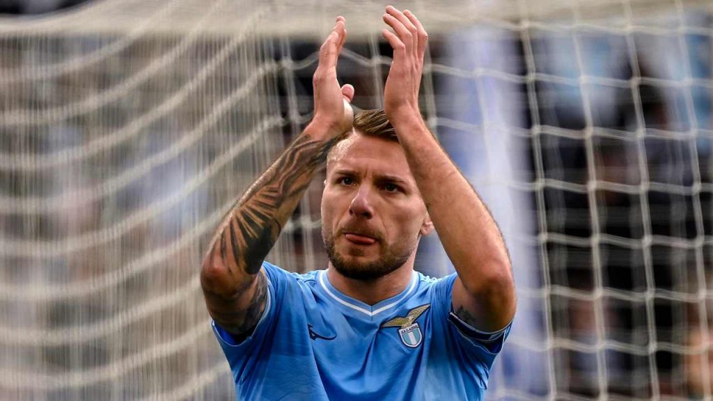 Ciro Immobile saluta - foto ANSA - StadioNews.it