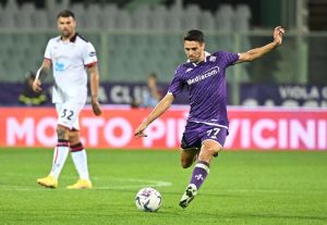Josip Brekalo in procinto di calciare con la maglia della Fiorentina - foto ANSA - StadioNews.it