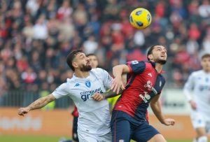 Francesco Caputo ostacolato da un calciatore del Cagliari - foto ANSA - StadioNews.it