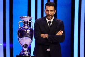 Gianluigi Buffon con le braccia incrociate durante i sorteggi - foto ANSA - StadioNews.it