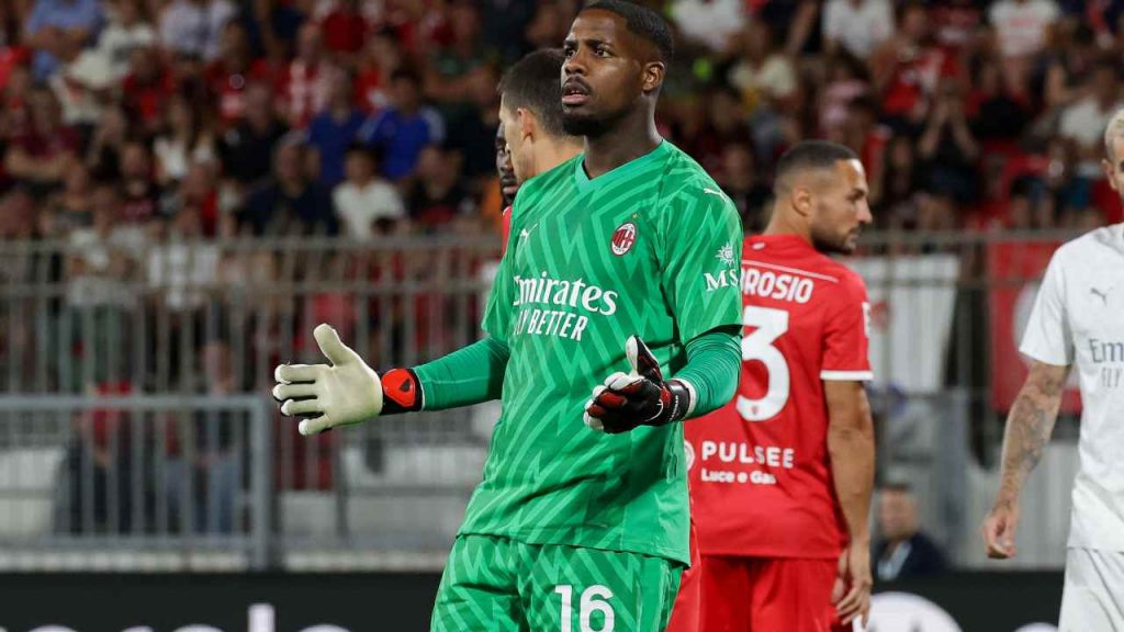 Mike Maignan in campo nel match perso contro il Monza - foto ANSA - StadioNews.it