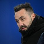 Roberto De Zerbi assiste in panchina alla partita della sua squadra - foto ANSA - StadioNews.it