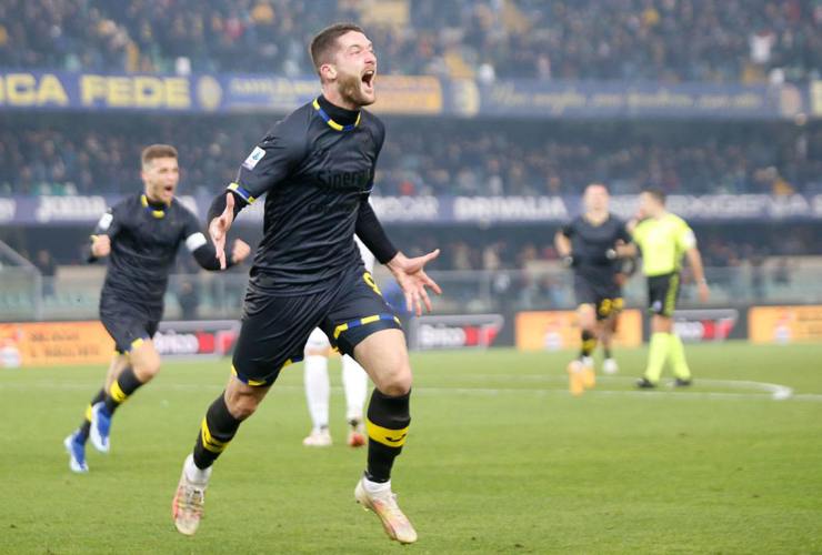 Thomas Henry esulta dopo aver segnato un goal col Verona - foto ANSA - StadioNews.it