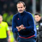 Alberto Gilardino a bordocampo incita i suoi giocatori del Genoa - foto ANSA - StadioNews.it