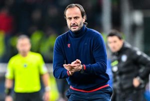 Alberto Gilardino a bordocampo incita i suoi giocatori del Genoa - foto ANSA - StadioNews.it