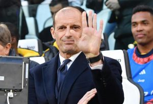 Max Allegri sorride soddisfatto seduto in panchina - foto ANSA - StadioNews.it